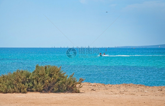 早晨颜色马略卡岛在西班牙马洛卡Mallorca的阳光明媚夏季日上海景与岩石和船图片