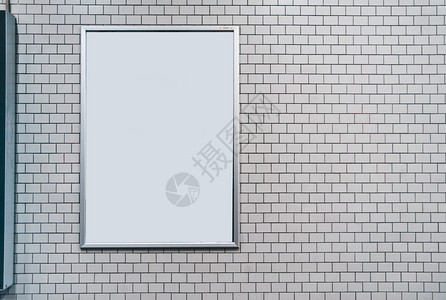 招牌现代的广告白砖墙壁上面有空白板的并装上复制空间可使用叉式图形设计图片