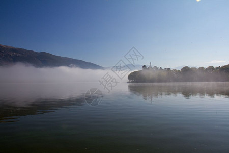 自然潘伏蒂斯湖大气场景在希腊爱奥安纳一个雾季的清晨AslanPasha清真寺为背景贾内纳反射图片