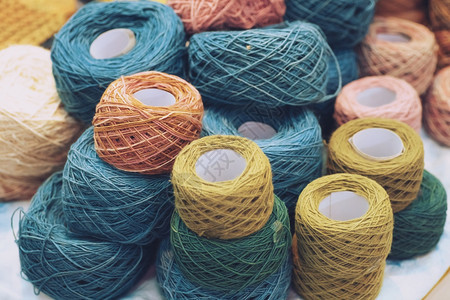 柔软的编织卷近身羊毛球缝线针工作背景图片
