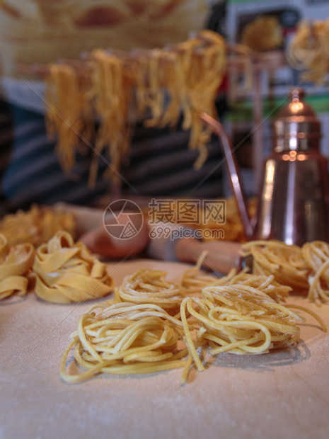 厨房意大利面粉鸡蛋和木制桌上的滚皮纸准备食物图片