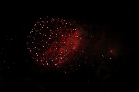 黑色的有质感庆典在黑夜天空背景中闪耀着多彩的欢庆火花图片