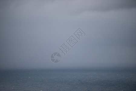 宽的海洋背景有雨云海洋背景地平线上有云和雨天气象图片