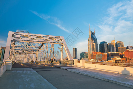 场景反射Nashville田纳西州市中心与美国坎伯兰河的天线目地图片