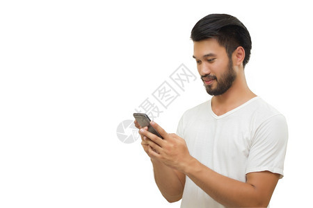 无线的人们男亚洲英俊子有胡微笑和容以及使用智能手机Blurry和软焦点图片