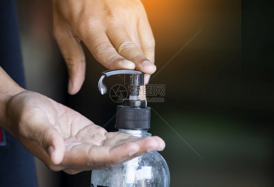 抗菌预防保护男子使用瓶洗手液净化剂酒精凝胶进行卫生防止细菌和感染图片