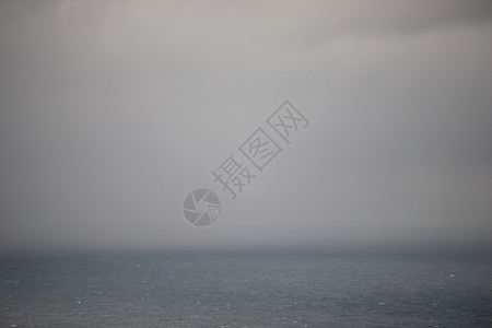 海洋背景有雨云海洋背景地平线上有云和雨水音调宽的图片