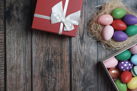 粉彩最佳优质的木制桌上平板复活节鸡蛋图片
