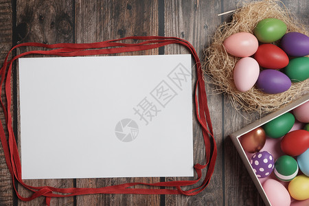 食物潮人框架木制桌上的平板复活节鸡蛋图片