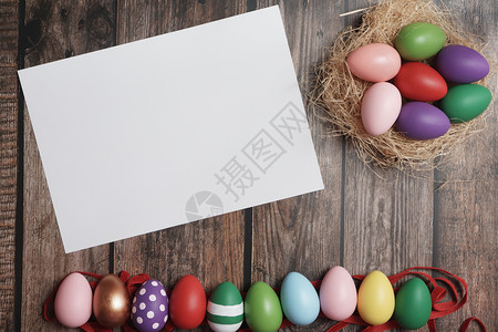 庆典木制的粉色桌上平板复活节鸡蛋图片