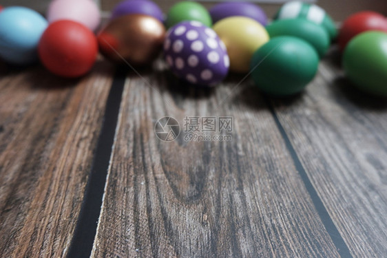 木制桌上的复活节鸡蛋最佳庆典春天图片