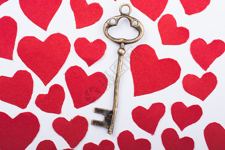 火焰卡片心脏形状图标中的密钥作为爱概念情人节图片
