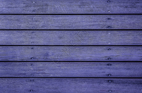 丰富多彩的空本底或模拟的紫色水平木质条纹彩色涂漆的木质纹关闭巴恩墙或栅栏平板木材横幅广告牌或标志板彩色横向木质纹背景或模型地面图片