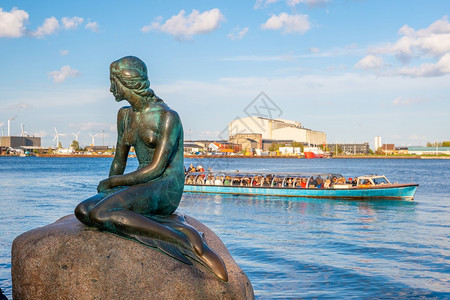 户外2018年5月4日丹麦哥本哈根的EdvardEriksen雕像小美人鱼107岁雕像港口艺术图片