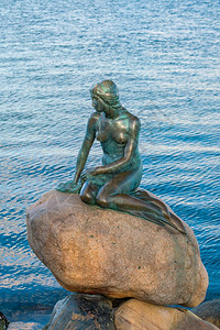 著名的阳光海滨2018年5月4日丹麦哥本哈根的EdvardEriksen雕像小美人鱼107岁雕像图片