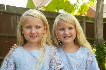 年轻的常设户外关注姐妹姊兄弟双胞胎情爱的镜头主题看一幼龄前两个天主教女孩的肖像图片
