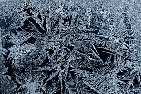 蓝色的假期装饰品窗口玻璃Frost模式上的背景和纹理霜冻模式图片