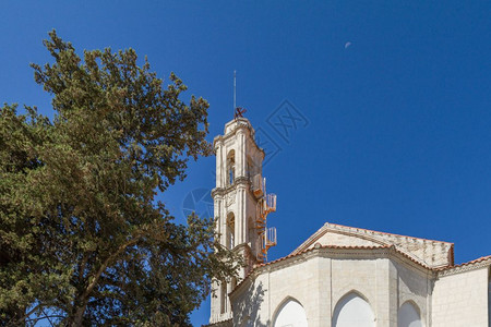 夏天旅游金丝桃塞浦路斯Limassol区传统山村Lofou的PanagiaChrysolpitissa教堂图片