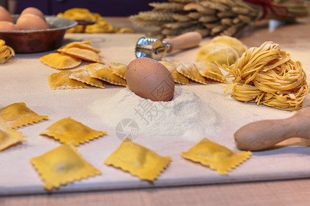 面粉上的鸡蛋未熟拉维奥利意大面条塔亚泰尔和白桌上的卡特晚餐一顿饭厨房图片