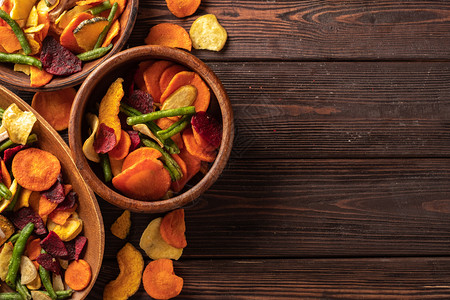 叶子复制空间味道胡萝卜甜菜和其他以木制背景的蔬菜中干质薯片有机饮食和素品图片