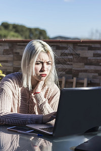 在职的学生女孩家庭露户天台时使用笔记本电脑年轻的放松图片