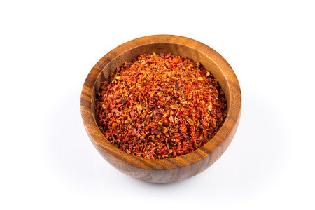 亚洲人白色背景的木碗中粉碎红辣椒香气图片