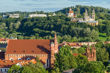 立陶宛语维尔纽斯市圣安妮教堂的顶端风景镇中央图片