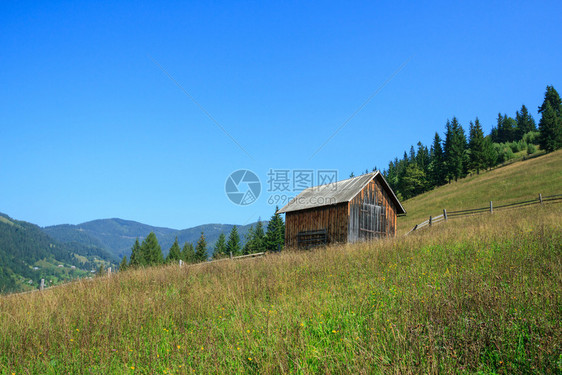 喀尔巴阡山的废弃房屋图片