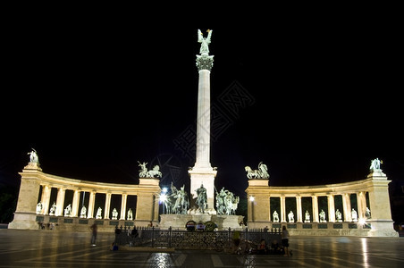 布达佩斯英雄广场的天空图片