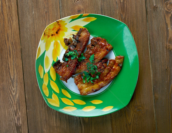 晒干锡萨龙午餐Chicarronensalsa盘子一般包括炸猪肉肚子或炒皮图片