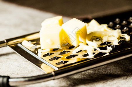 黄色的吃磨碎帕尔马干酪切达刨丝器乳制品图片