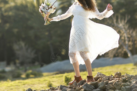 新娘和她手上的鲜花在户外放荡不羁的白种人花图片