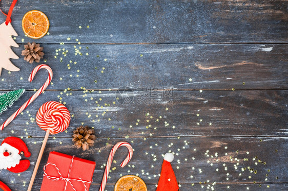 最佳新年或圣诞装饰公寓铺设最顶端视图Xmas节日庆祝用深木背景纸上手工制作的礼品盒用于贺卡或文本设计黑暗的桌子图片