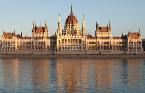 匈牙利布达佩斯多瑙河畔的匈牙利国会大厦塔历史城市景观图片