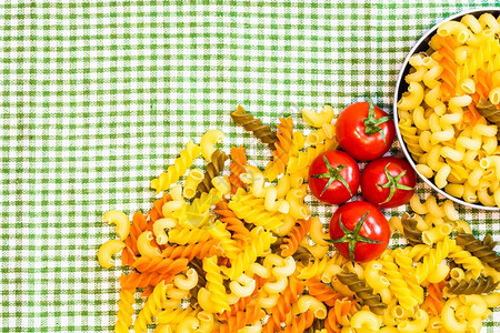 一顿饭最佳美味的意大利面西红柿洋葱和大蒜做饭意面自制图片
