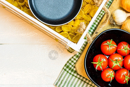 美味的意大利面西红柿洋葱和大蒜做饭意面人们厨房桌子图片