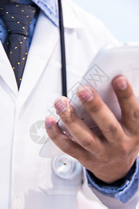 使用数字平板电脑在线医疗的医生背景图片