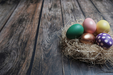 棕色的木制桌上关闭复活节鸡蛋巢自然图片