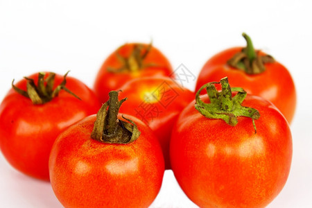 玉石绿色白背景上孤立的新鲜西红柿闪亮的图片