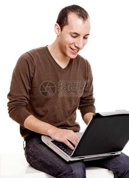 屋现代的工作室年轻人在笔记本电脑上工作图片