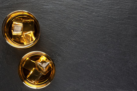 桶波旁酒葡萄两杯威士忌黑色背景上加冰来自石板两杯威士忌图片