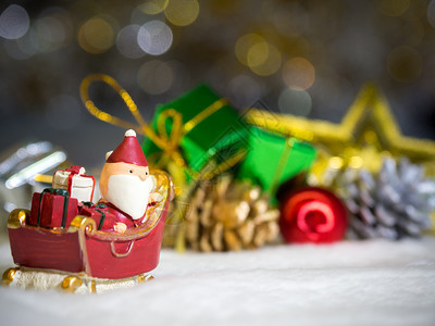 快乐的圣诞老人在雪橇上放着礼物盒背景是圣诞装饰老人和雪地上的圣诞装饰快乐和新年的概念装饰品圣诞老人新的图片