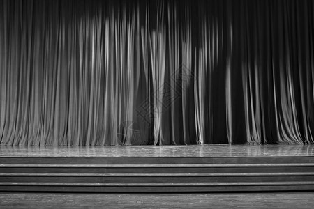 木头楼梯入口黑白窗帘和舞台厅剧院里有台阶图片