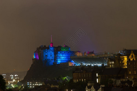 英国苏格兰爱丁堡城的夜景蓝色和紫红灯光照亮了这座城堡建造地标王国图片