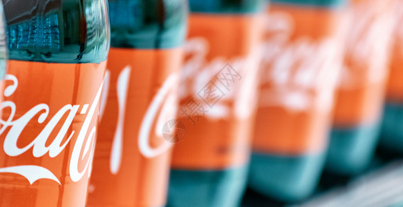 新奥尔良2016年月日可口乐塑料瓶装在超市里这是世界上最著名的饮料之一说明苏打液体图片