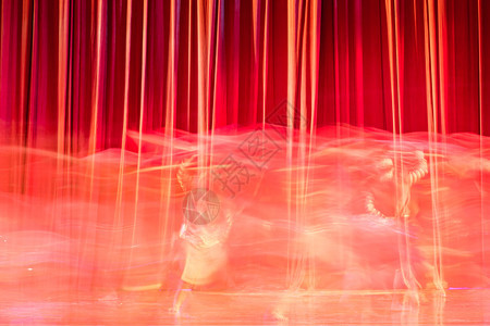 红窗帘和在演唱会之间的戏院运动天鹅绒丰富多彩的戏剧图片
