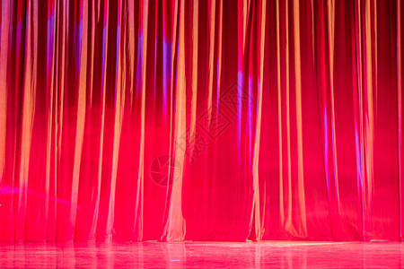 红窗帘和在演唱会之间的戏院运动抽象音乐会戏剧图片