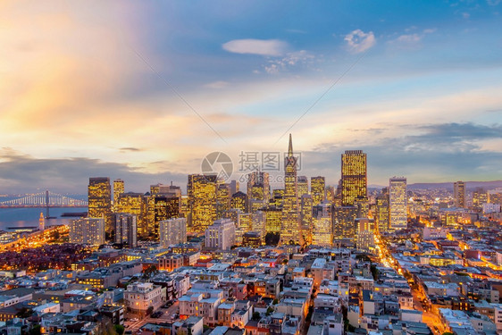 日落时美国旧金山市风景的下城天线夜晚目的地建筑学图片