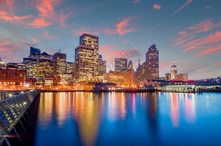 日落时美国旧金山市风景的下城天线科幻现代的夜晚图片