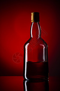 威士忌瓶红色背景科涅克白兰地苏格人桌子图片